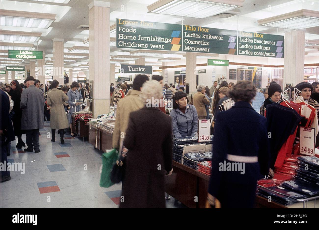 London 1982. Das Innere eines Kaufhauses StMichael in London mit Menschen, die Kleidung betrachten. Kredit Roland Palm. Stockfoto