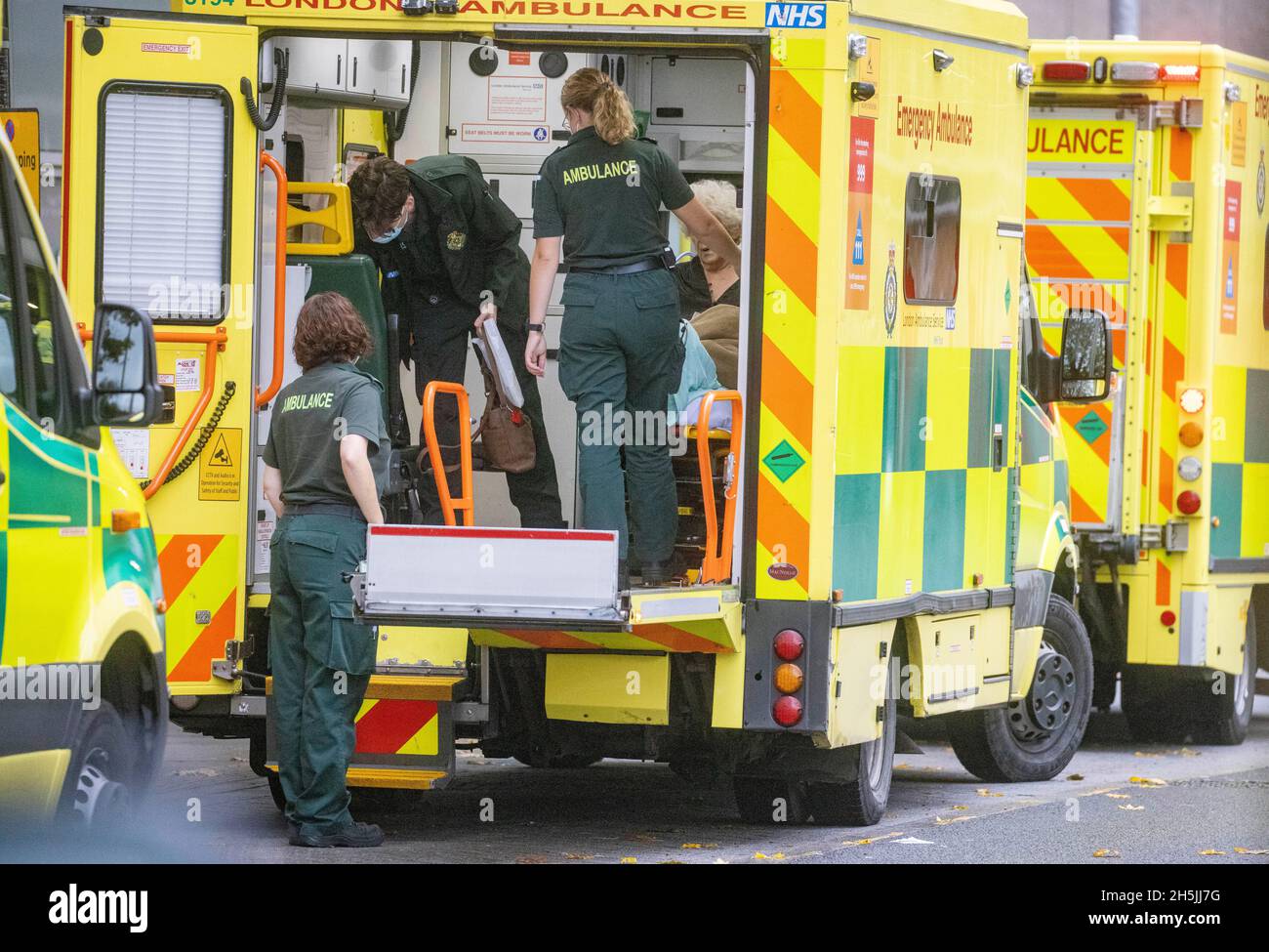 London, Großbritannien. Oktober 2021. Krankenwagen und NHS-Mitarbeiter vor dem Royal London Hospital in Whitechapel. Der Gesundheitsminister Sajid Javid gab am 9. November bekannt, dass Covid-Impfungen für das NHS-Personal obligatorisch sein werden. Es besteht die Sorge, dass der NHS Tausende von Mitarbeitern verlieren könnte, die sich weigern, den Impfstoff zu erhalten. Es könnte zu einem erheblichen Schlag auf die Belegschaft kommen, die bereits sehr stark ausgelastet ist. Die Weltgesundheitsorganisation hat Boris Johnson dafür kritisiert, dass er in einem Krankenhaus keine Maske trägt. Kredit: Mark Thomas/Alamy Live Nachrichten Stockfoto