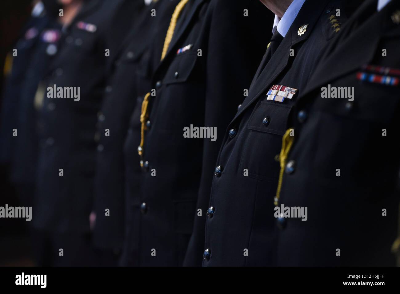 Polnische Feuerwehr-Gala-Uniform mit Dekorationen. Stockfoto
