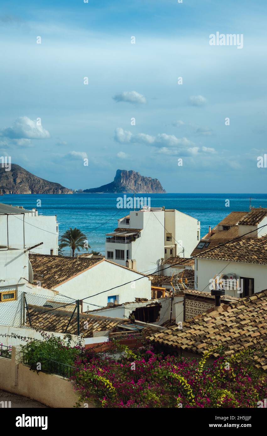Schöne weiße Straße in Altea Stadt mit Blick auf das Mittelmeer und Calp, Alicante, Spanien Stockfoto