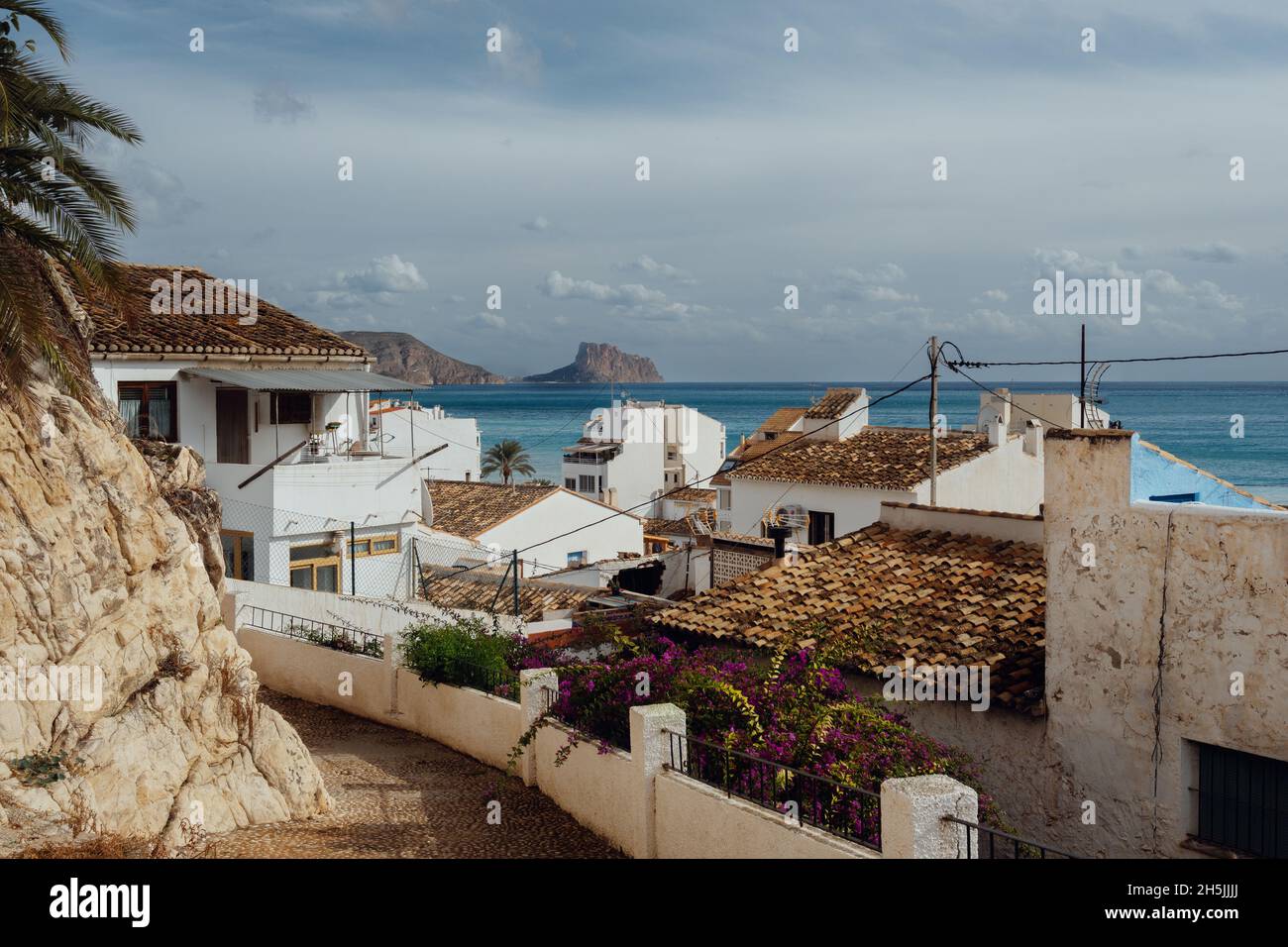 Schöne weiße Straße in Altea City mit Blick auf Calp und Mittelmeer Stockfoto