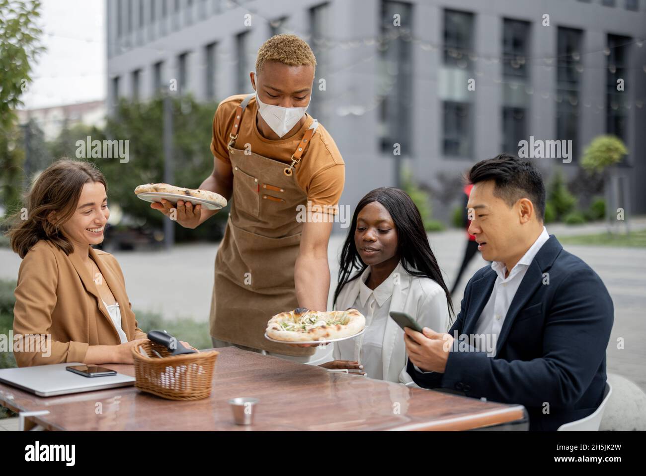 Das Business-Team hat im Café im Freien zu Mittag gegessen Stockfoto