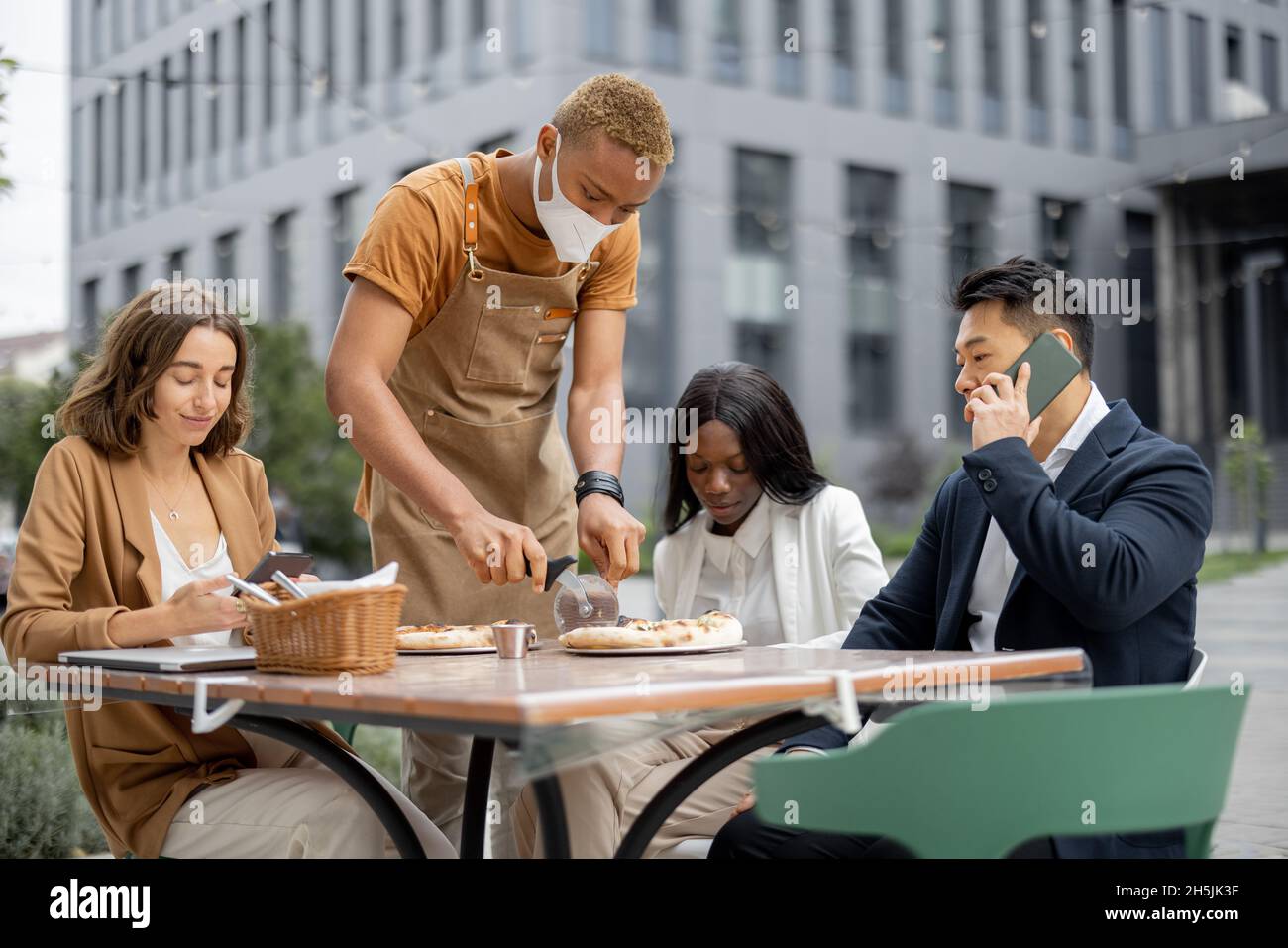 Das Business-Team hat im Café im Freien zu Mittag gegessen Stockfoto