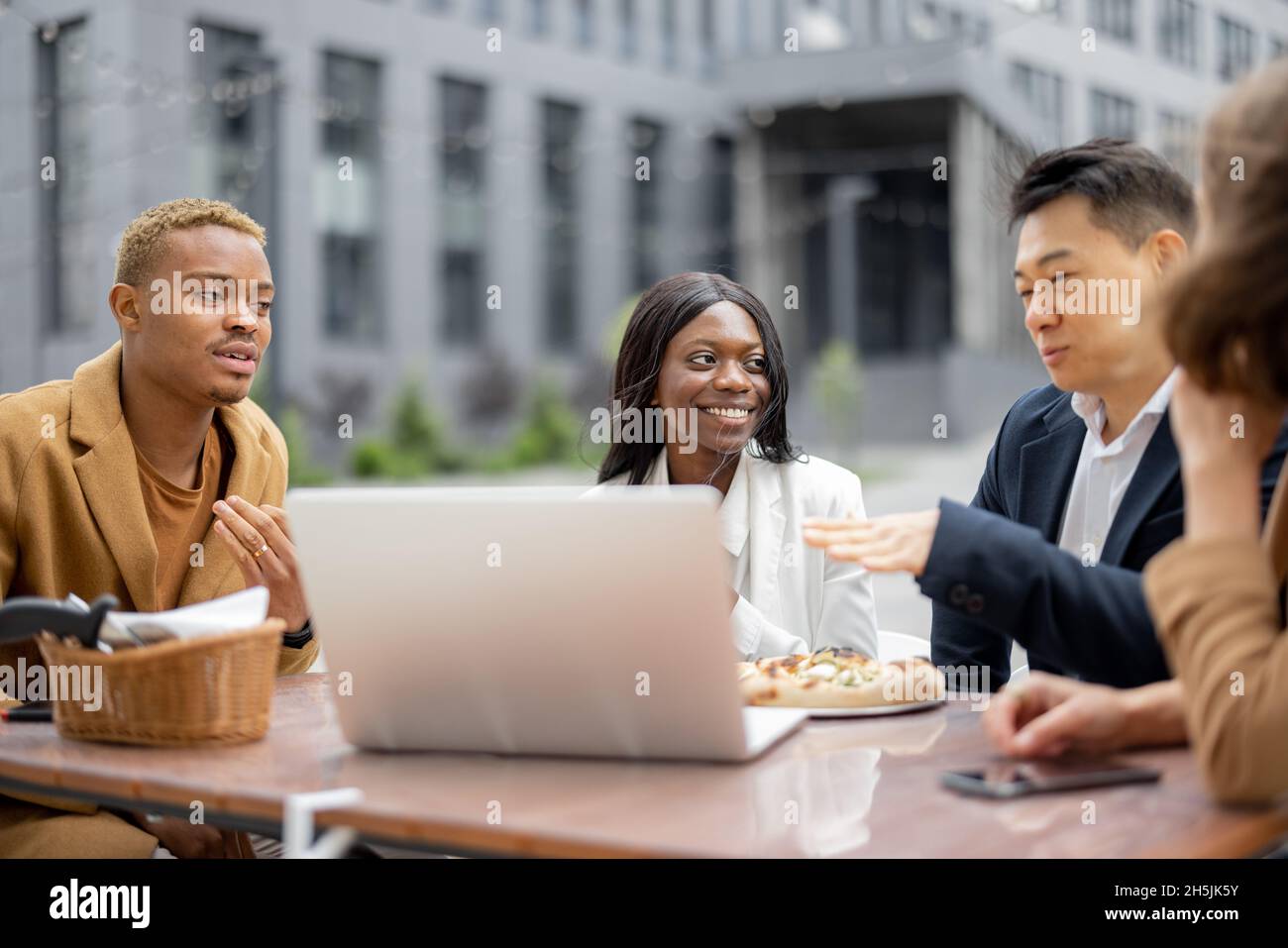 Das Business-Team hat im Café im Freien zu Mittag gegessen Stockfoto