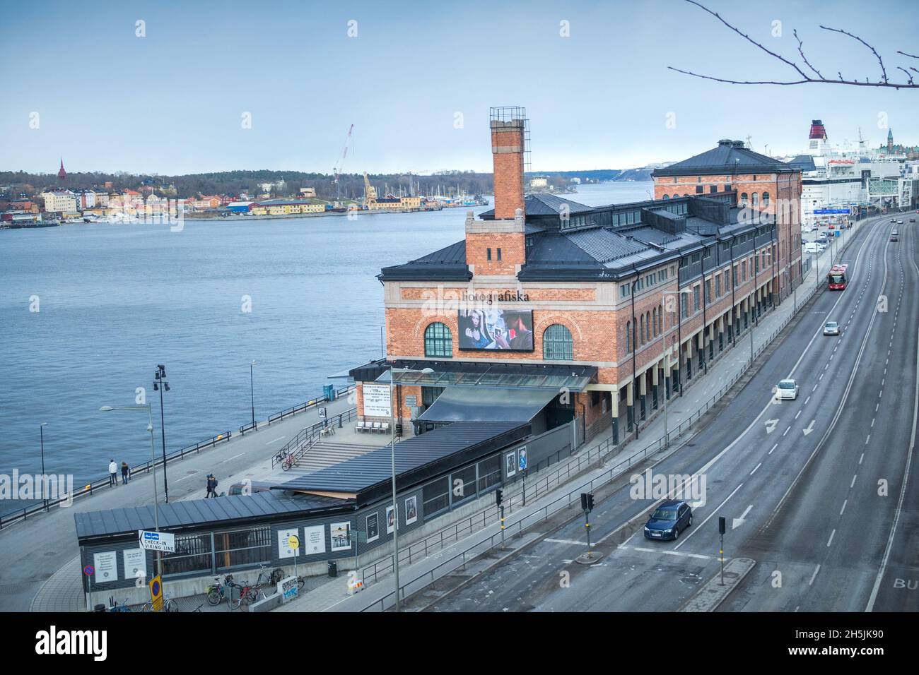 Stockholm, Schweden - 04.15.2017: Rotes Ziegelgebäude der Fotografiska, Museum für Fotografie, in der Nähe des Wasserkanals in der schwedischen Hauptstadt. Stockfoto