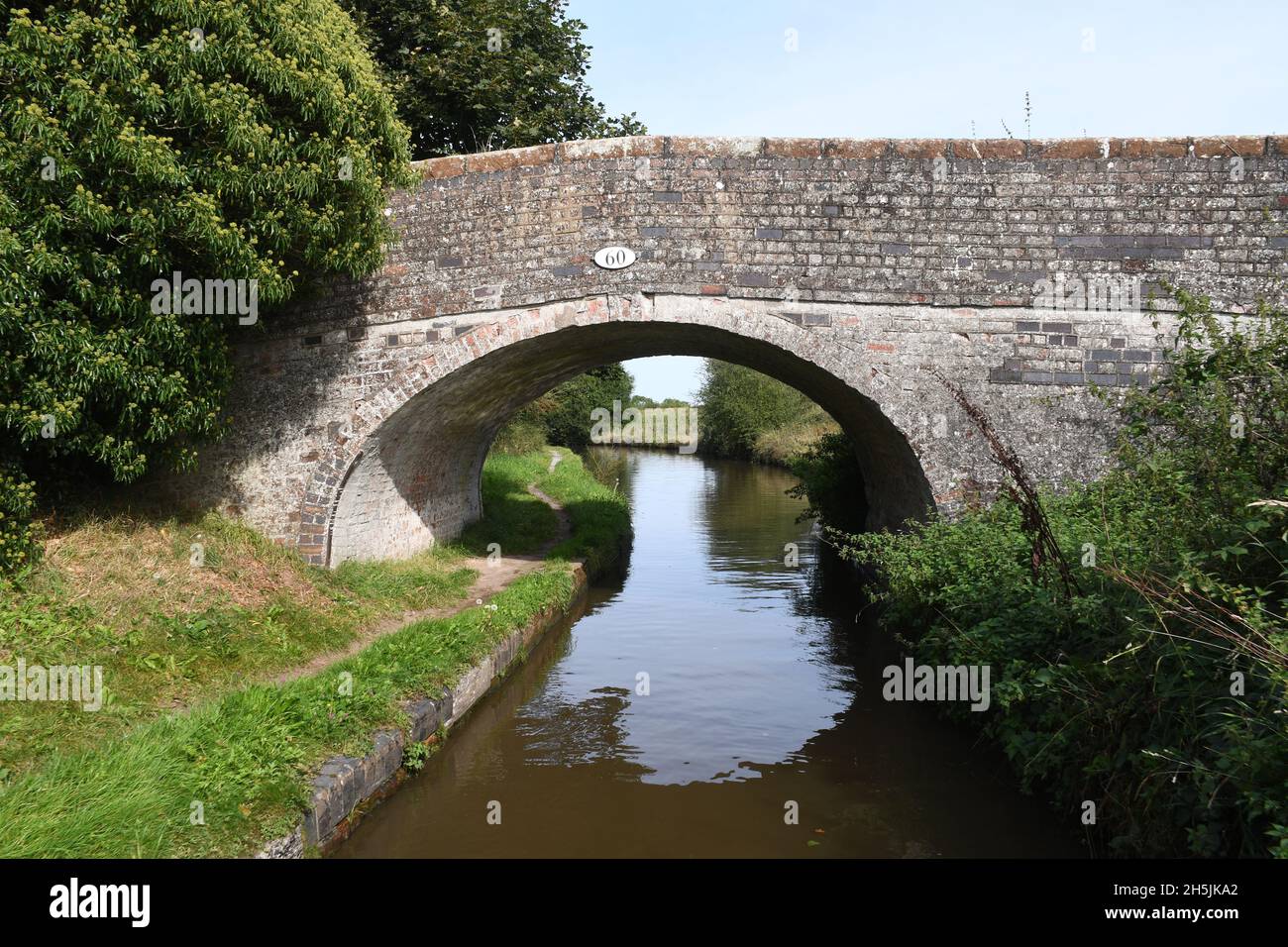 Brücken und stilles Wasser auf dem Shropshire Union Canal. Stockfoto