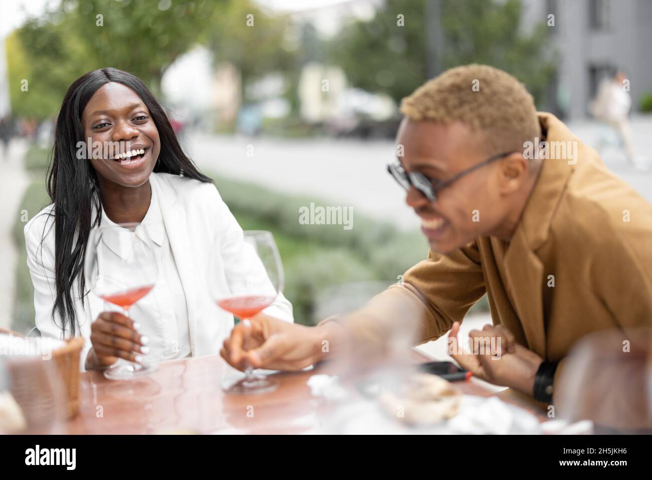 Geschäftspaar, das im Freien zu Mittag gegessen hat Stockfoto