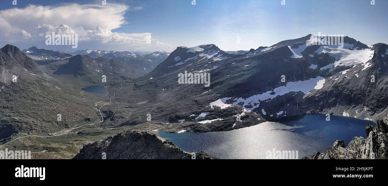 Schöne Aussicht vom Berg Bispen über den weltberühmten Trollstigen. Landschaft in Norwegen. Mountain finnan Gletscher Stockfoto