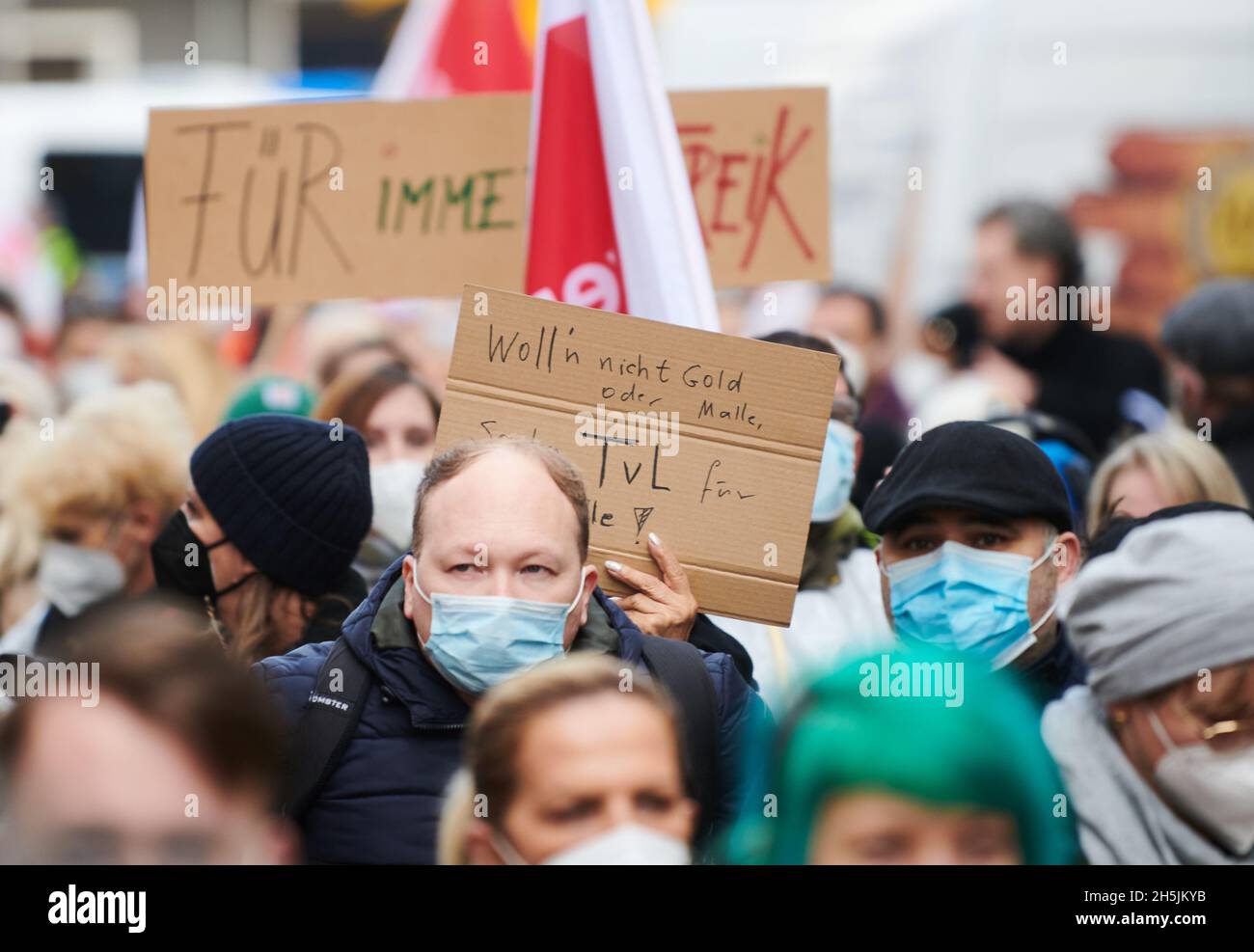 Berlin, Deutschland. November 2021. „Sie wollen kein Geld oder Malle, aber TVL für alle!“ Steht auf dem Plakat, das von einem Demonstrator in Wedding gehalten wird. Im Tarifkonflikt bei der Arbeiterwohlfahrt Berlin fordert Verdi die Beschäftigten zu achttägigen Warnstreiks auf und fordert eine schrittweise Lohnerhöhung auf das Niveau des Landestarifvertrags. Quelle: Annette Riedl/dpa/Alamy Live News Stockfoto