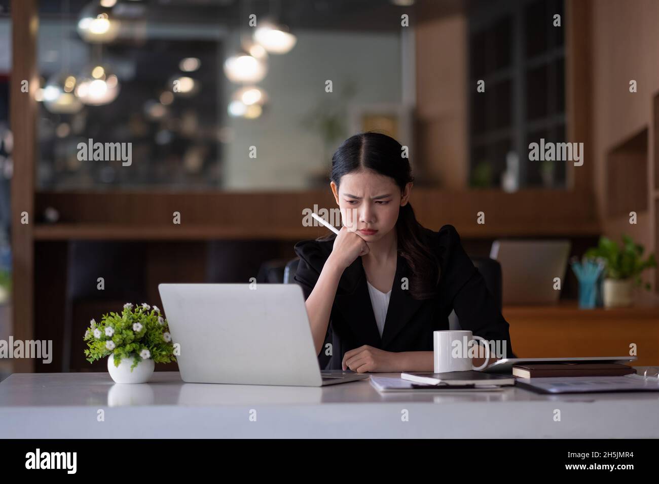 asiatische Geschäftsfrau denken Lösung Problem bei der Arbeit, besorgt ernsthafte junge asiatische Frau betroffen machen schwierige Entscheidung verloren in Gedanken reflektieren Stockfoto