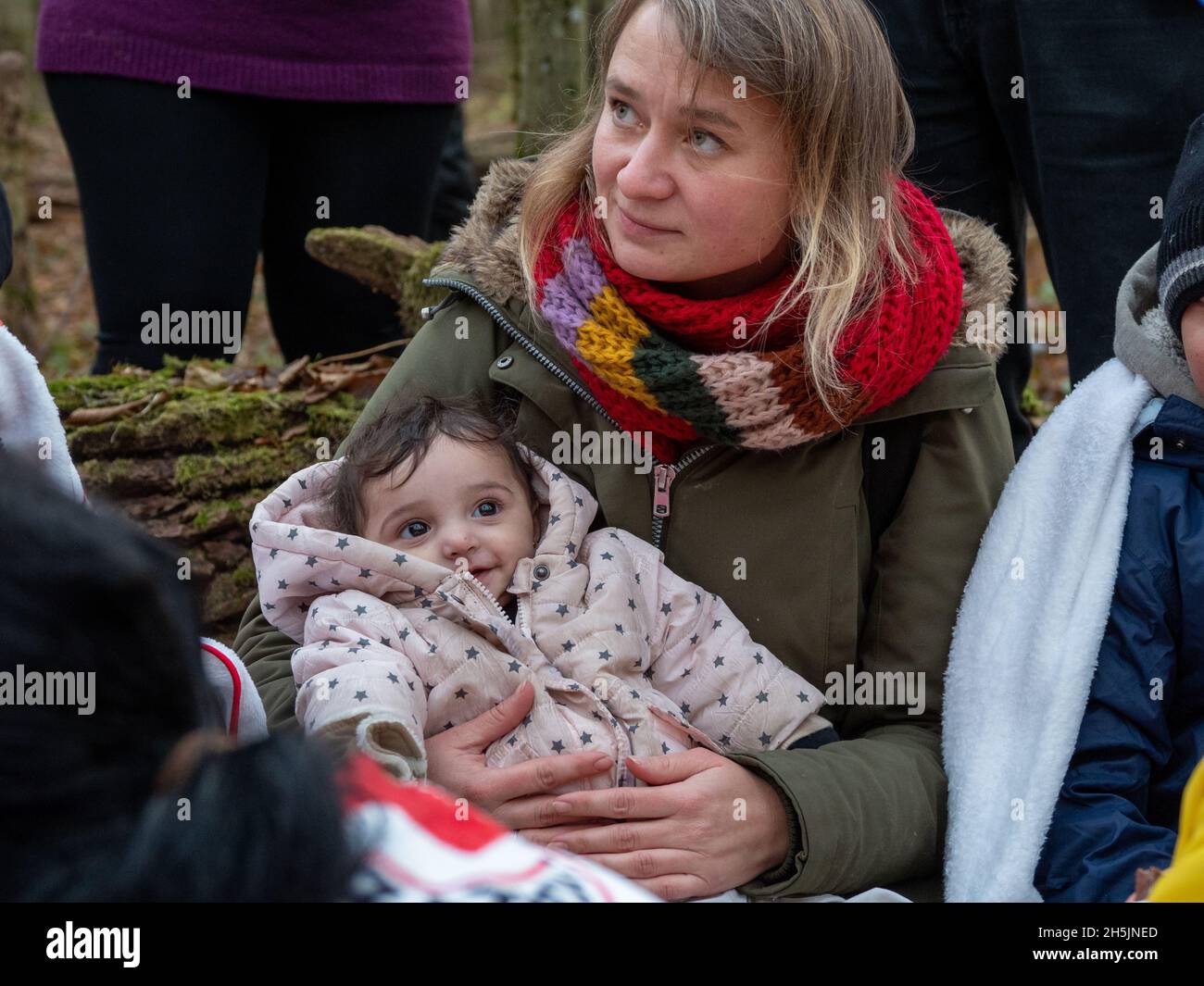 Die Aktivistin Anna Alboth von der NGO Grupa Granica sah, wie sie ein Flüchtlingsbaby im Wald trug.die siebzehnköpfige Familie, darunter neun Kinder, aus Dohuk, Irak, verbrachte siebzehn Tage im Wald an der polnischen Grenze und wurde acht Mal zurückgedrängt. In einer verzweifelten Situation mit einem sieben Monate alten Baby und einer älteren Frau, die nicht gehen kann, beschlossen sie, Aktivisten um Hilfe zu bitten. Eine siebzehnköpfige Flüchtlingsfamilie, darunter neun Kinder aus Dohuk, Irak, verbrachte siebzehn Tage in einem Wald an der polnischen Grenze von Belarus und wurde achtmal zurückgedrängt. Verzweifelt mit einem sieben Monate alten Baby und einer älteren Frau wi Stockfoto