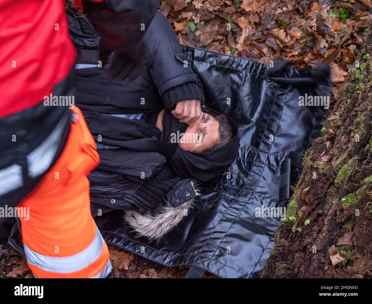 Narewka, Polen. November 2021. Freiwillige von der NGO Medycy na granic bereiten sich darauf vor, Umri, eine ältere Frau mit Beinproblemen, ins Krankenhaus zu tragen. Eine siebzehnköpfige Flüchtlingsfamilie, darunter neun Kinder aus Dohuk, Irak, verbrachte siebzehn Tage in einem Wald an der polnischen Grenze von Belarus und wurde achtmal zurückgedrängt. Verzweifelt mit einem sieben Monate alten Baby und einer älteren Frau mit Beinproblemen beschlossen sie, Aktivisten um Hilfe zu bitten. Kredit: SOPA Images Limited/Alamy Live Nachrichten Stockfoto