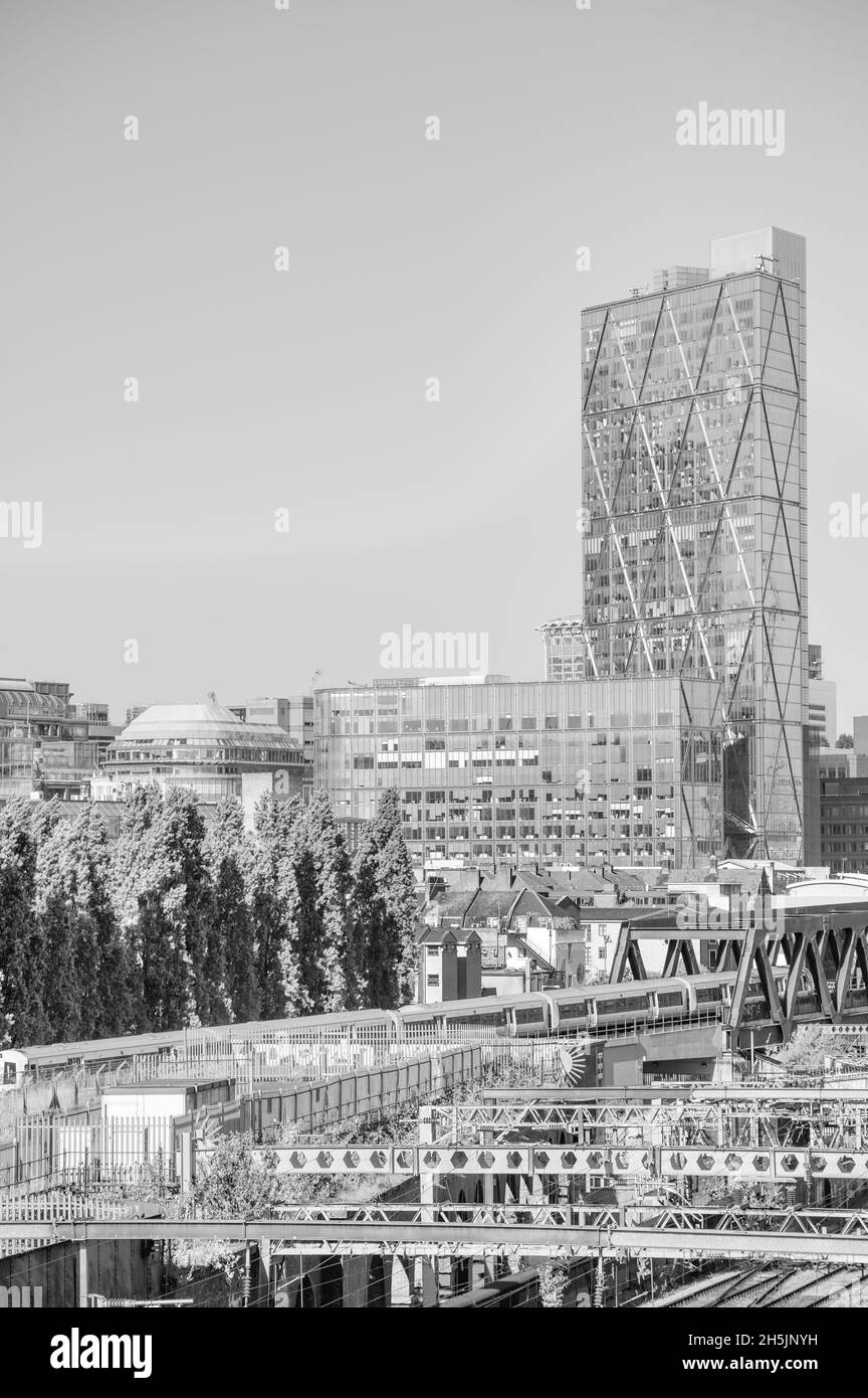 LONDON, GROSSBRITANNIEN - 30. Jun 2015: Eine vertikale Graustufenaufnahme moderner Wolkenkratzer an einem schönen Sommertag. Stockfoto