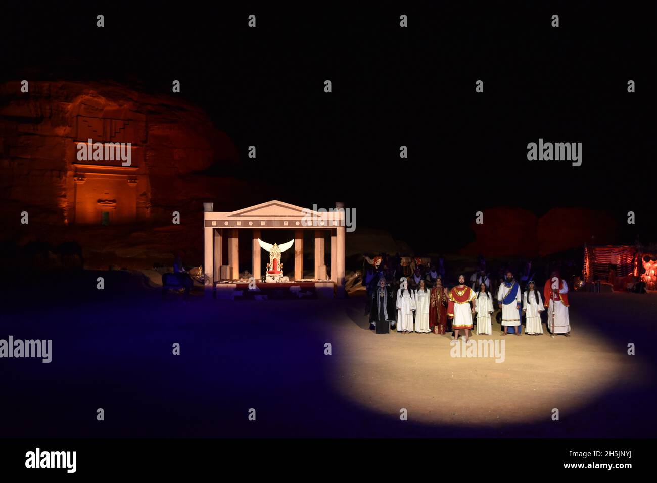 Riad. November 2021. Das am 4. November 2021 aufgenommene Foto zeigt eine interaktive Performance über die Kriegerkönigin der Nabatäer während der „Queen Shaklith Historical Re-enactment Show“ in Al-Ula, Saudi-Arabien. Quelle: Wang Haizhou/Xinhua/Alamy Live News Stockfoto