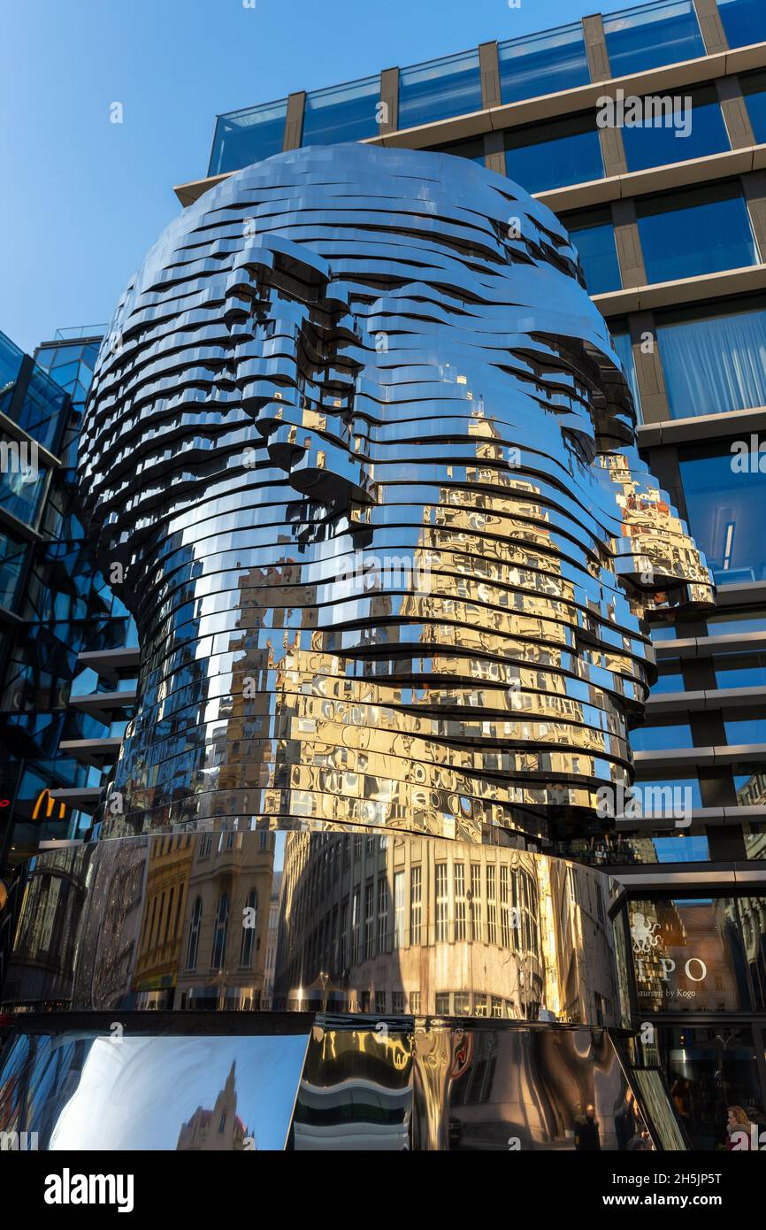 Prag, Tschechische Republik - 15. Januar 2020: Kopf eines bewegenden Denkmals von Franz Kafka, auch bekannt als Statue von Kafka. Außenskulptur des Künstlers David CE Stockfoto