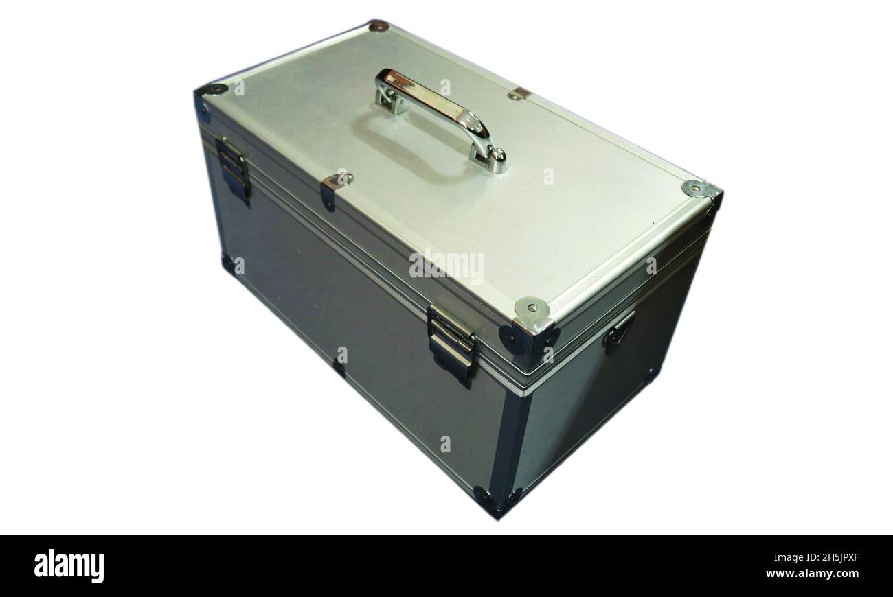 Großer Koffer oder Aufbewahrungsbox aus Eisen, zur Aufbewahrung von Wertsachen oder gefährlichen Gegenständen, um vor Schock und Diebstahl geschützt zu werden Stockfoto