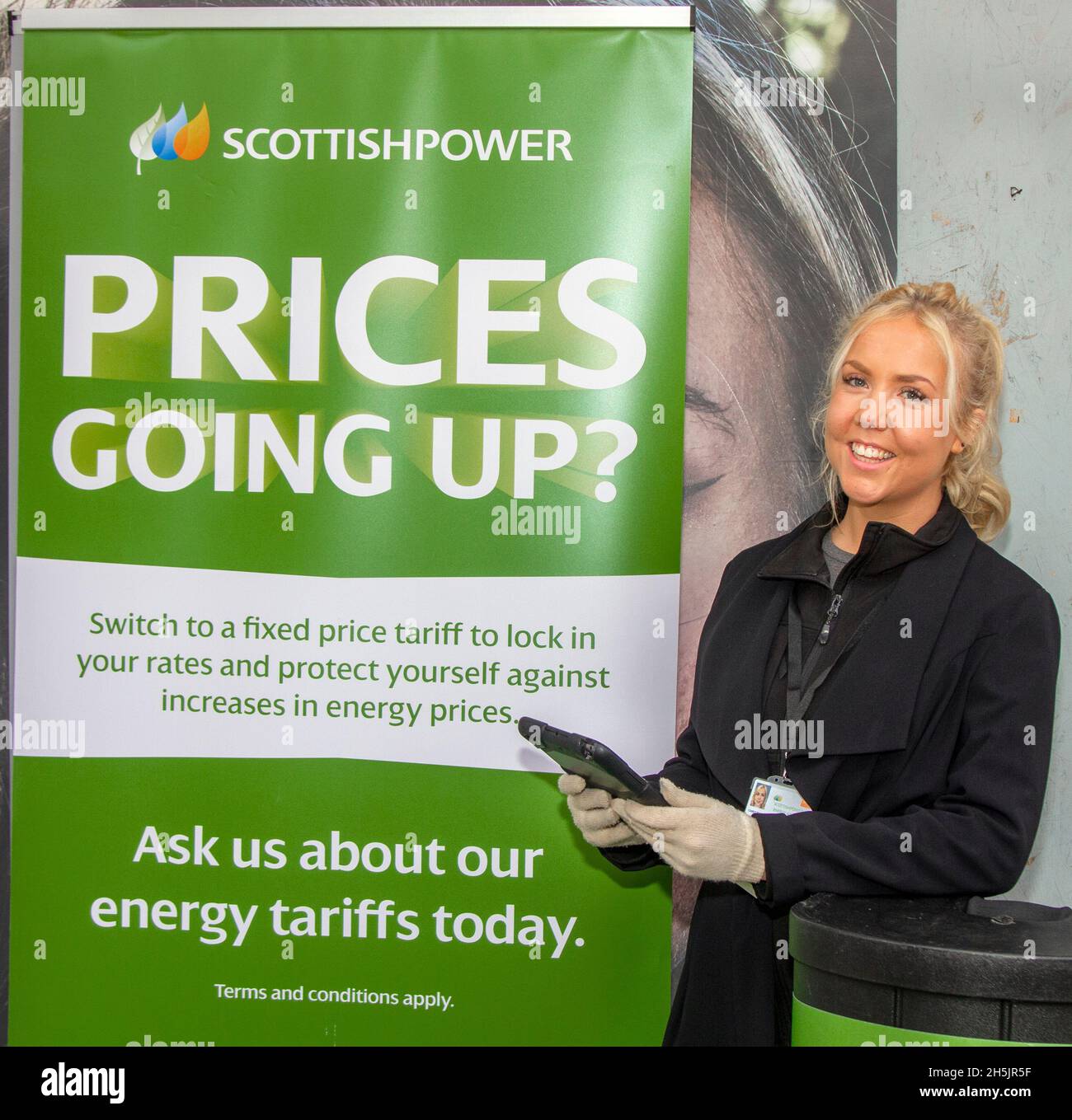 „Energiekrisenpreise steigen“ im Stadtzentrum von Preston fördert das Marketing-Team von Scottish Power unter der Leitung von Casey Pickup feste Energiepakete. Die Umstellung auf einen festen Zweistoffenergietarif wird die Tarife festschreiben und vor künftigen Energiepreisspitzen schützen. Ab dem 1. Oktober 2021 könnten bis zu 15 Millionen Kunden mit einem Anstieg der Rechnungen konfrontiert sein. Da die Preisbeschränkungen für nicht vertraglich vereinbarte Energiepakete zunahmen, stiegen die Jahresrechnungen im Durchschnitt um £139 US-Dollar – höher für einen Zähler mit Vorauszahlung oder bei hohem Energieverbrauch. Stockfoto