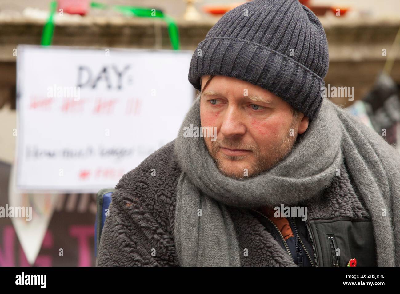 London, Großbritannien, 10. November 2021: Richard Ratcliffe ist am 18. Tag seines Hungerstreiks vor dem Auswärtigen Amt, um gegen ihre Untätigkeit wegen der Inhaftierung seiner Frau im Iran zu protestieren. Nazanin Zaghari-Ratcliffe wird seit über 5 Jahren ohne ein faires Verfahren detailliert, aber ohne die Zustimmung der britischen Regierung zur Tilgung einer alten Schuld wird sie wahrscheinlich nicht freigelassen. Anna Watson/Alamy Live News Stockfoto