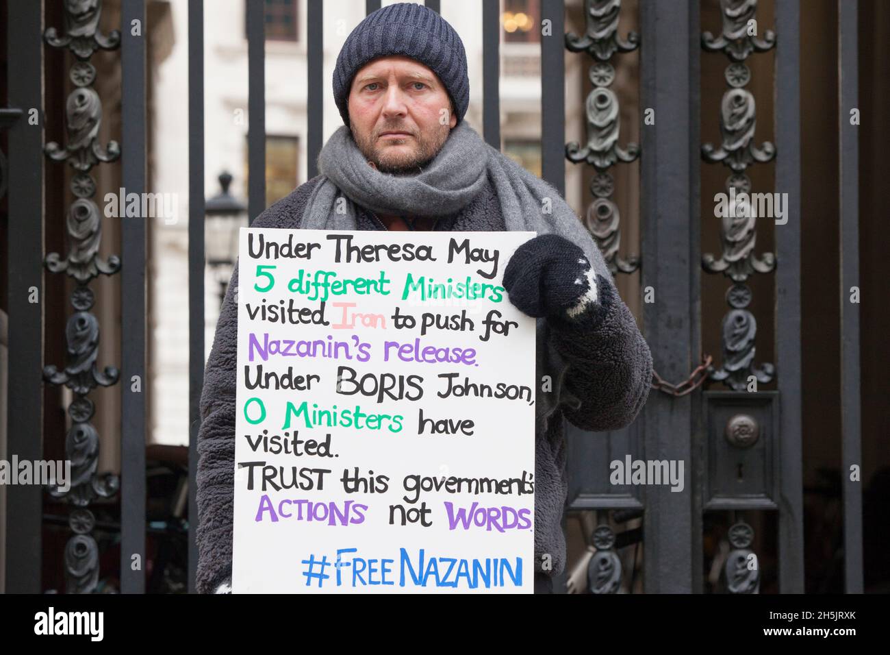 London, Großbritannien, 10. November 2021: Richard Ratcliffe ist am 18. Tag seines Hungerstreiks vor dem Auswärtigen Amt, um gegen ihre Untätigkeit wegen der Inhaftierung seiner Frau im Iran zu protestieren. Nazanin Zaghari-Ratcliffe wird seit über 5 Jahren ohne ein faires Verfahren detailliert, aber ohne die Zustimmung der britischen Regierung zur Tilgung einer alten Schuld wird sie wahrscheinlich nicht freigelassen. Anna Watson/Alamy Live News Stockfoto