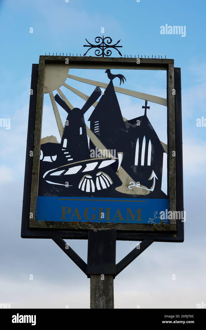 Straßenschild mit Pagham-Grafik gegen den Himmel. Stockfoto