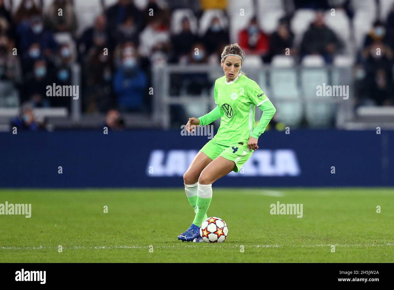 Kathrin Hendrich vom VfL Wolfsburg kontrolliert den Ball während des UEFA Women's Champions League Group A-Spiels zwischen Juventus FC und VfL Wolfsburg im Allianz-Stadion am 9. November 2021 in Turin, Italien. Stockfoto