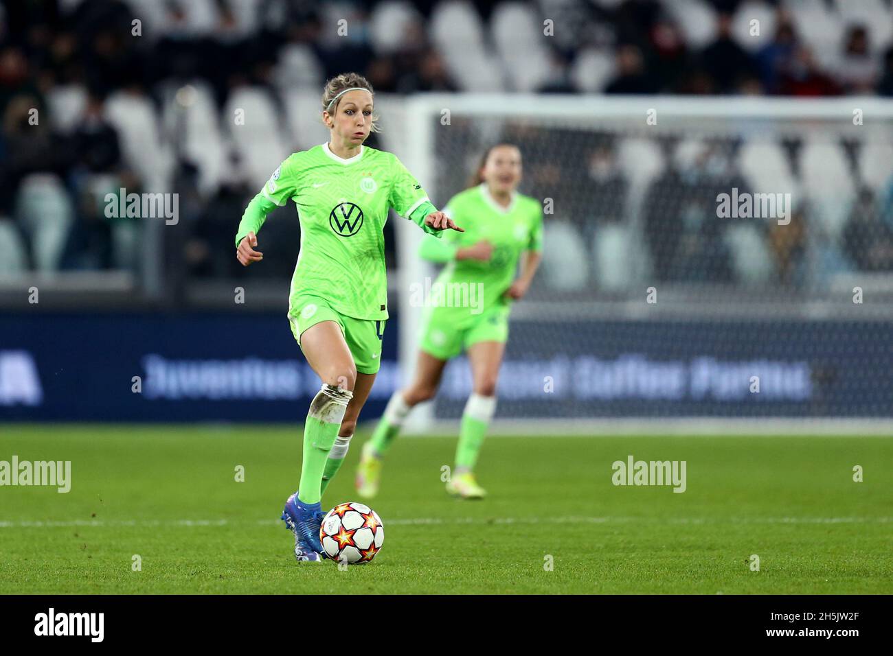 Kathrin Hendrich vom VfL Wolfsburg kontrolliert den Ball während des UEFA Women's Champions League Group A-Spiels zwischen Juventus FC und VfL Wolfsburg im Allianz-Stadion am 9. November 2021 in Turin, Italien. Stockfoto