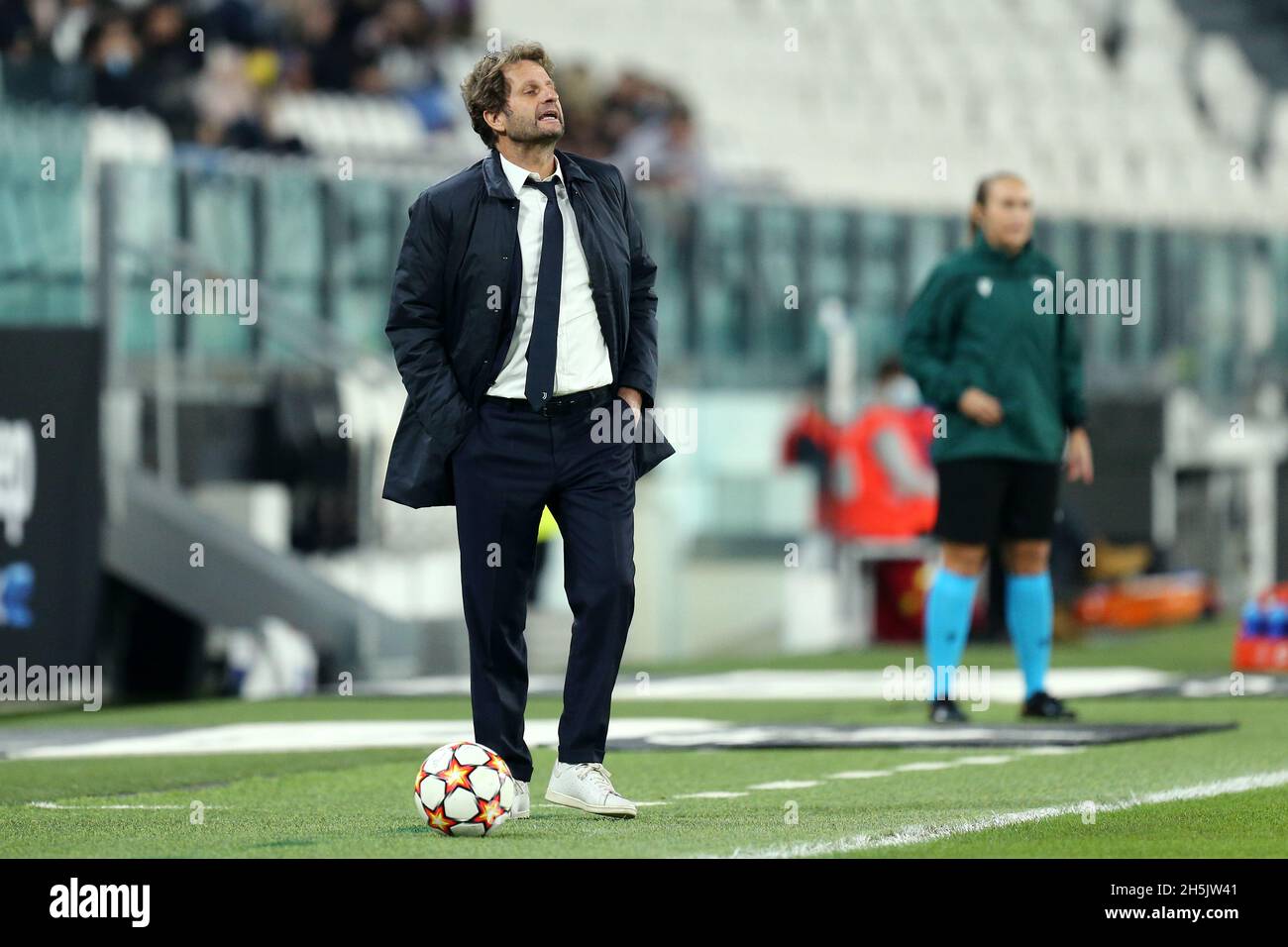 Joe Montemurro , Cheftrainer des FC Juventus, blickt während der UEFA Women's Champions League Group Auf Ein Spiel zwischen dem FC Juventus und dem VfL Wolfsburg im Allianz Stadium am 9. November 2021 in Turin, Italien, zurück. Stockfoto