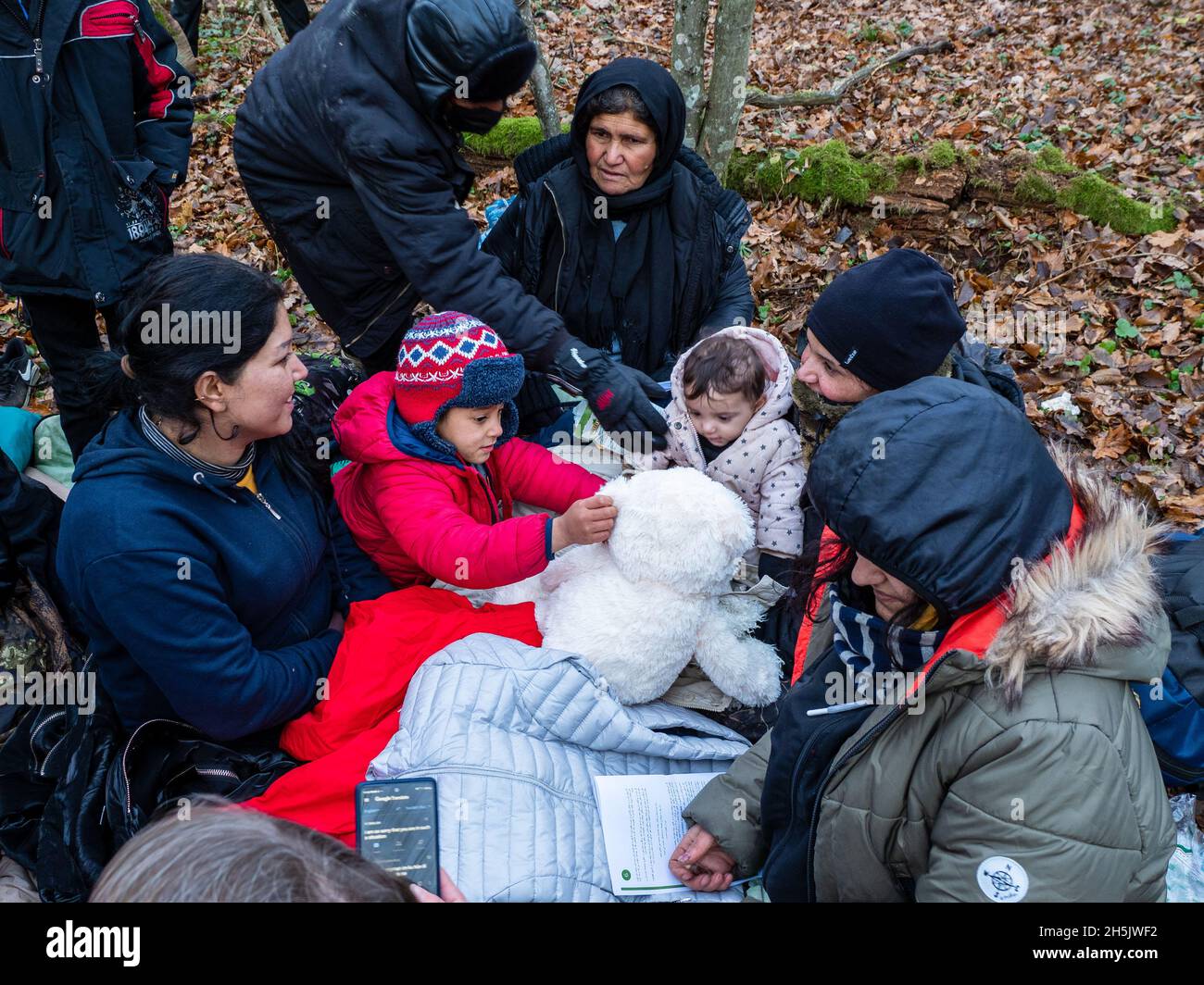 Die Kinder wurden beim Spielen mit einem Spielzeug der Organisation Grupa Granica gesehen.Eine siebzehnköpfige Flüchtlingsfamilie, darunter neun Kinder aus Dohuk, Irak, verbrachte siebzehn Tage in einem Wald an der polnischen Grenze in Weißrussland und wurde achtmal zurückgedrängt. Verzweifelt mit einem sieben Monate alten Baby und einer älteren Frau mit Beinproblemen beschlossen sie, Aktivisten um Hilfe zu bitten. (Foto von Jana Cavojska / SOPA Images/Sipa USA) Stockfoto