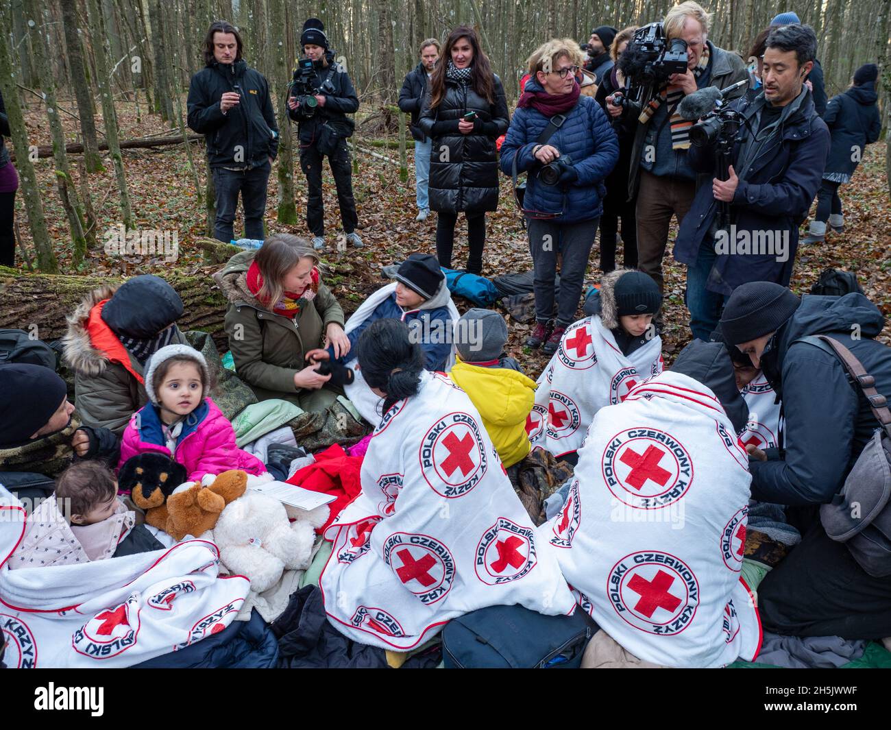 Polnische und internationale Medien berichten über die Geschichte des Flüchtlings in Polen.Eine siebzehnköpfige Flüchtlingsfamilie, darunter neun Kinder aus Dohuk, Irak, verbrachte siebzehn Tage in einem Wald an der polnischen Grenze in Belarus und wurde achtmal zurückgedrängt. Verzweifelt mit einem sieben Monate alten Baby und einer älteren Frau mit Beinproblemen beschlossen sie, Aktivisten um Hilfe zu bitten. (Foto von Jana Cavojska / SOPA Images/Sipa USA) Stockfoto