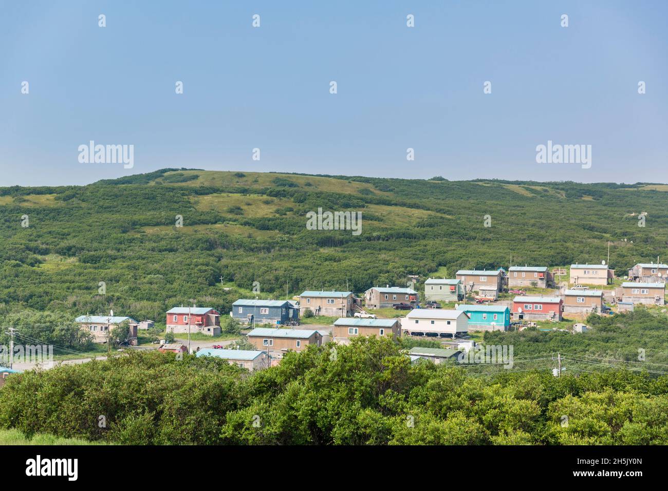 Blick auf das Bergdorf, mit dem Azachorok Mountain, dem ersten Berg, den man bei der Fahrt entlang des Yukon River von der Küste, in der ... Stockfoto