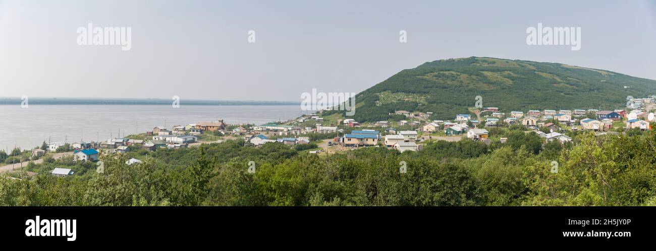 Blick auf das Bergdorf, mit dem Azachorok Mountain, dem ersten Berg, den man bei der Fahrt entlang des Yukon River von der Küste aus sieht, der Teufel... Stockfoto