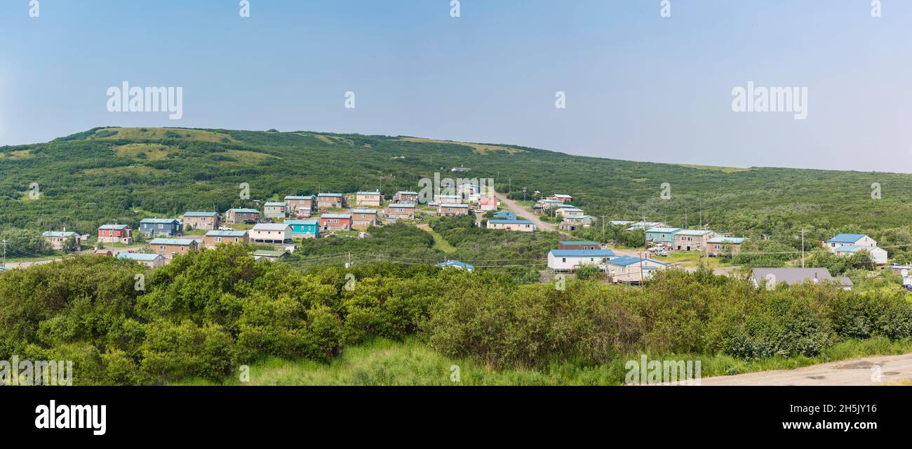 Panoramablick auf Mountain Village, mit Azachorok Mountain, dem ersten Berg, der bei der Fahrt auf dem Yukon River vom coas... Stockfoto
