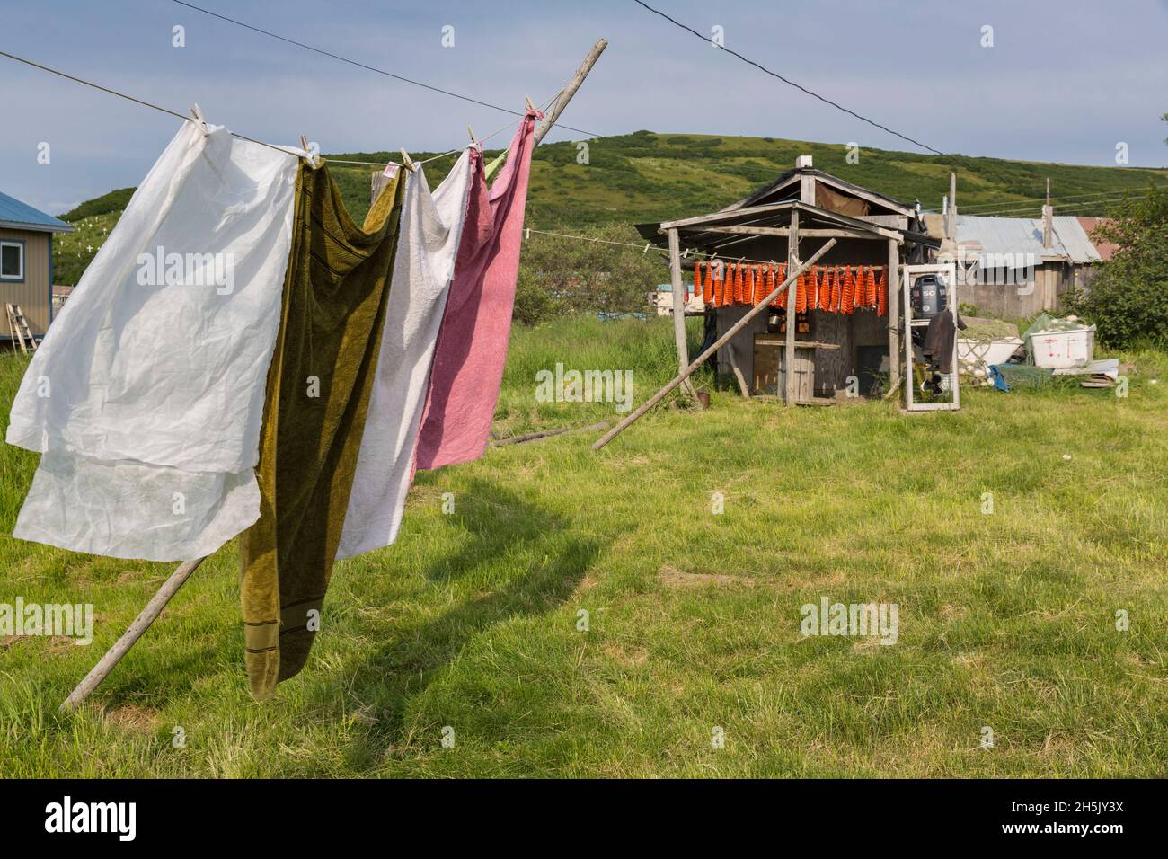 Wäscherei zum Trocknen vor einem Fischtrockenständer, Mountain Village, Western Alaska, USA Stockfoto