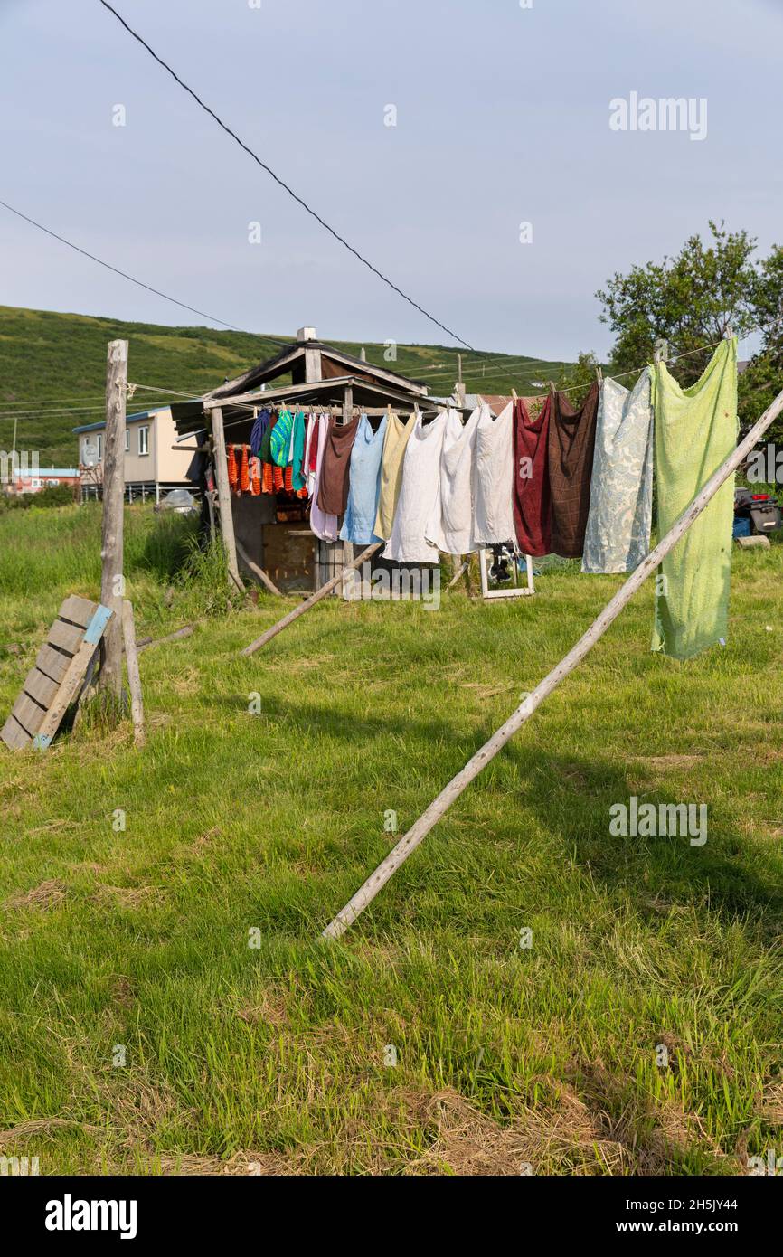 Wäscherei zum Trocknen vor einem Fischtrockenständer, Mountain Village, Western Alaska, USA Stockfoto