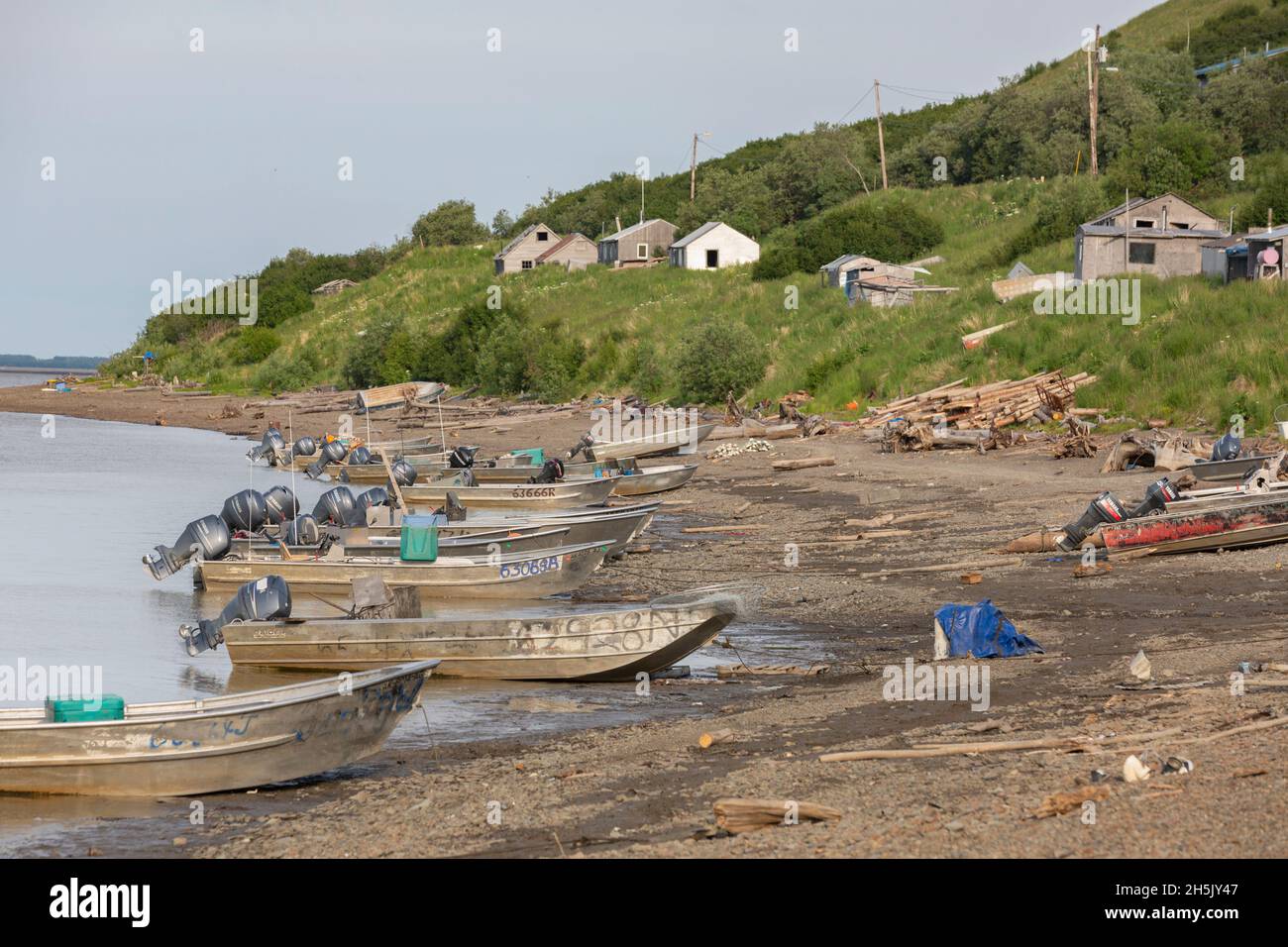 Die Fischerboote des Yukon River zogen am Strand in Mountain Village, Western Alaska, USA; Mountain Village, Alaska, Vereinigte Staaten von Amerika Stockfoto