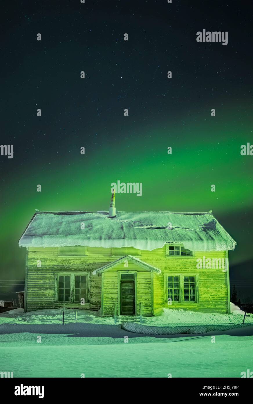 Nordlichter am Himmel über dem katholischen Missionsgebäude „Our Lady of the Snows“ im Winter, Nulato, Interior Alaska, USA Stockfoto