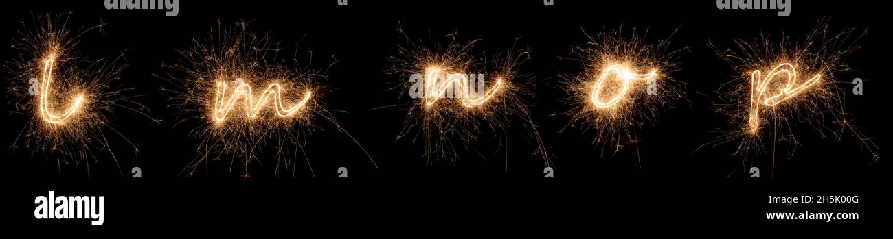 golden Bright Sparkler Alphabet Schrift Buchstaben Set Kollektion Teil L bis P isoliert auf dunkelschwarzem Hintergrund. silvester Neujahr Geburtstag und Feier Stockfoto