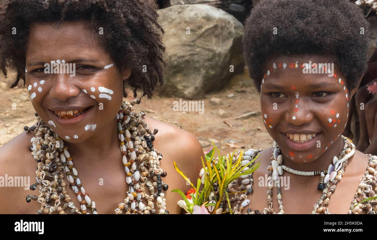 Junge Frauen mit traditioneller Gesichtsmalerei und Muschelzubehör in Natade Village in Tufi auf der Halbinsel Cape Nelson, Oro Province, Papua New... Stockfoto