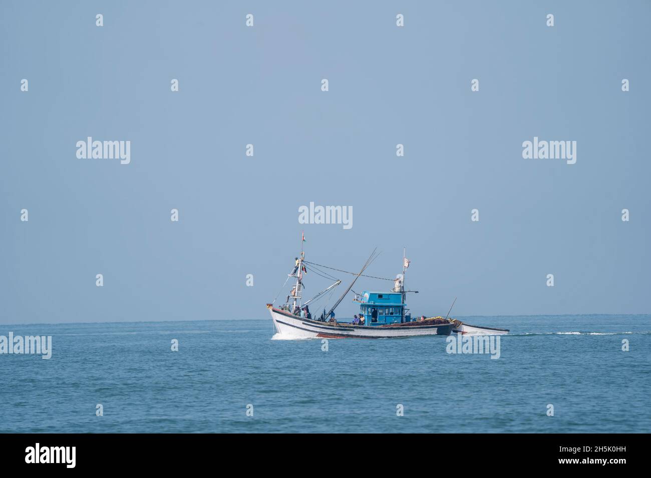 Fischerboot auf dem Arabischen Meer vor Cabo de Rama Beach in Cabo Serai, South Goa, Indien; Cabo de Rama, Goa, Indien Stockfoto
