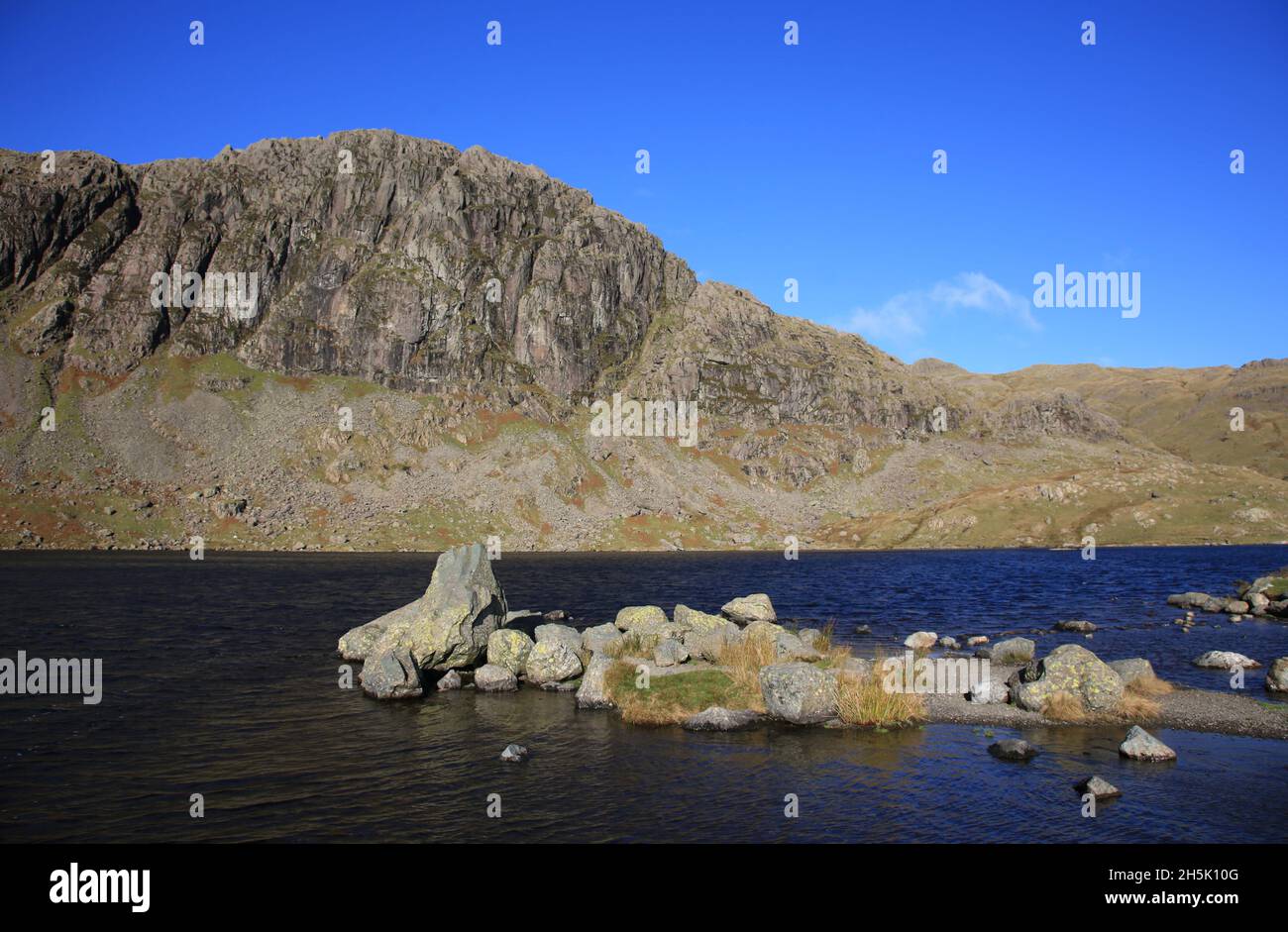 Stickle tarn und Pavey Ark im Lake District Nationalpark, Cumbria, England, Großbritannien. Stockfoto