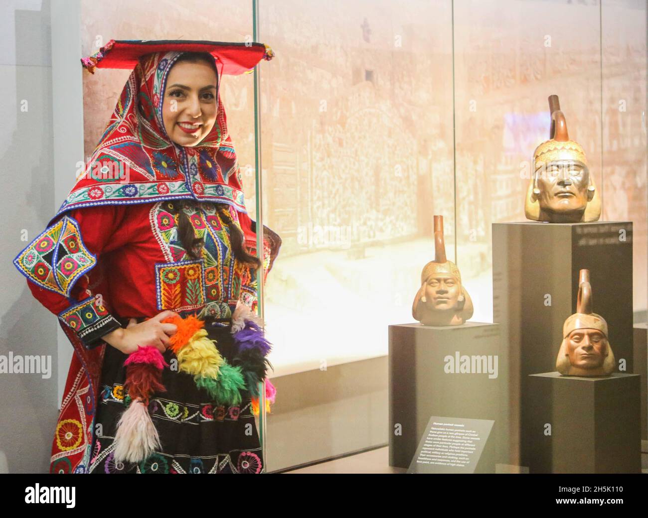 London UK 10 November 2021 Alexandra Fabian mit einem traditionellen Kostüm aus der Cusco-Region von Peru, mit Blick auf die Artefakte, die auf der Peru Journey on Time Ausstellung im British Museum gezeigt werden, die vom 11. Februar 21 bis 22. Februar 2022 stattfindet,Paul Quezada-Neiman/Alamy Live News Stockfoto