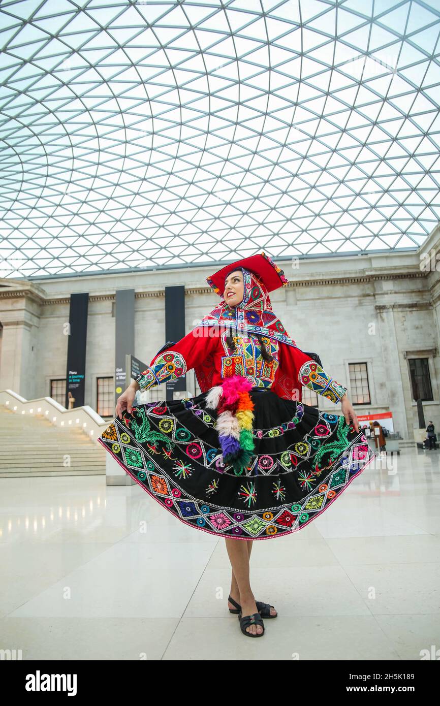 London UK 10 November 2021 Alexandra Fabian mit einem traditionellen Kostüm aus der Cusco-Region von Peru, mit Blick auf die Artefakte, die auf der Peru Journey on Time Ausstellung im British Museum gezeigt werden, die vom 11. Februar 21 bis 22. Februar 2022 stattfindet,Paul Quezada-Neiman/Alamy Live News Stockfoto