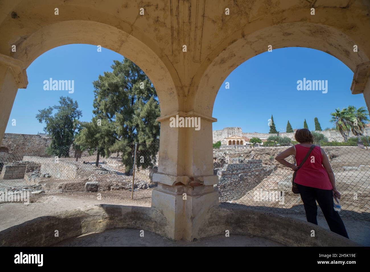 Alcazaba von Merida. Reife Besucherin Frau, die den Komplex beobachtet. Extremadura, Spanien Stockfoto