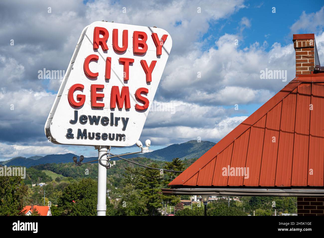 Ruby City Gems in der Innenstadt von Franklin, North Carolina, bietet eine Sammlung von Edelsteinen, Mineralien, Fossilien, indianischen und präkolumbianischen Artefakten. Stockfoto