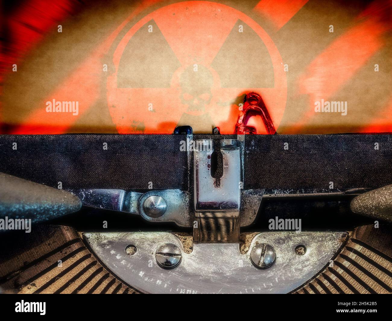 Schreibmaschine mit radioaktivem Schild überzogen Stockfoto