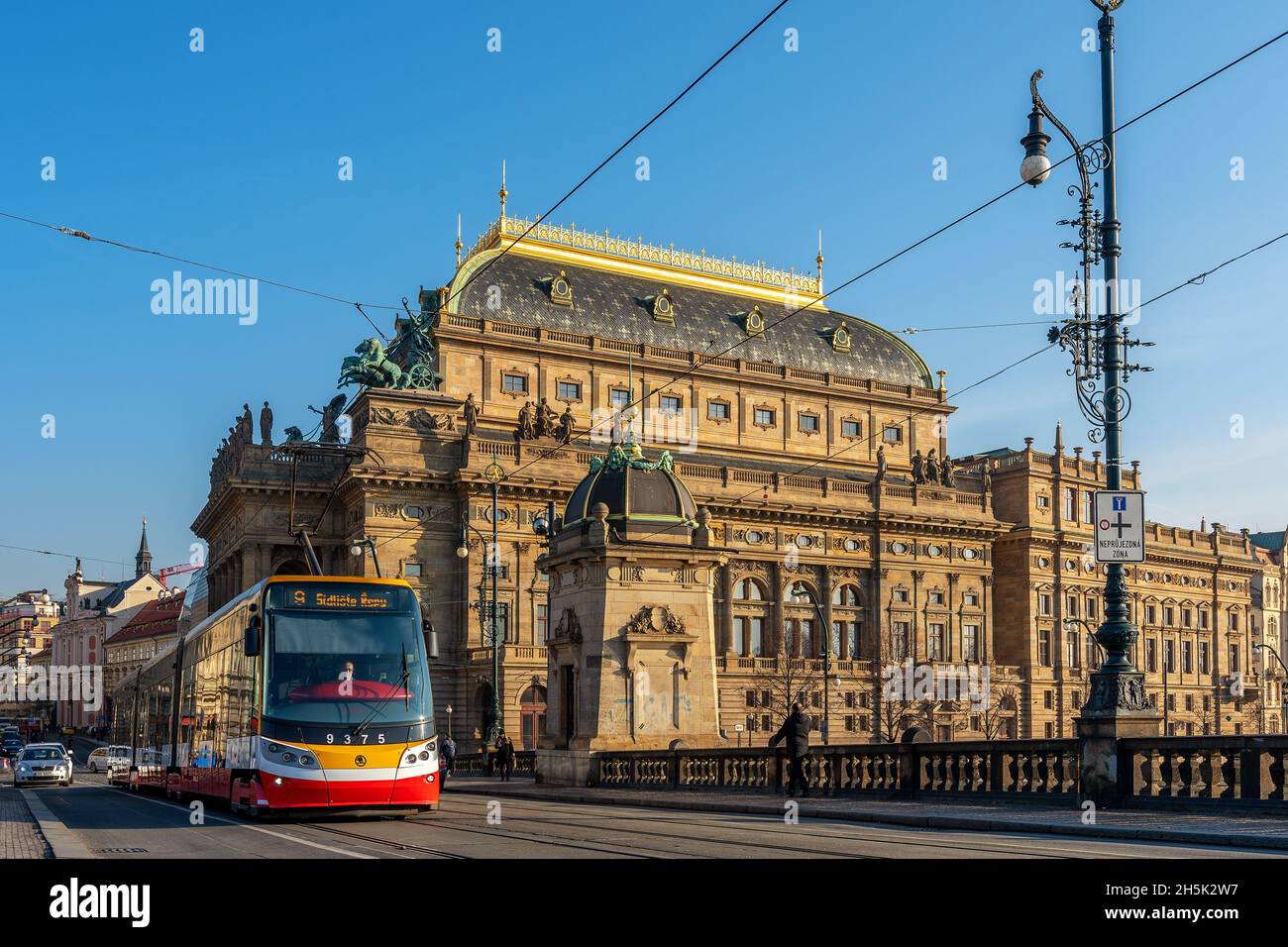 Prag, Tschechische Republik - 17. Januar 2020: Ansicht des Nationaltheaters in Prag, Tschechische Republik. Stockfoto