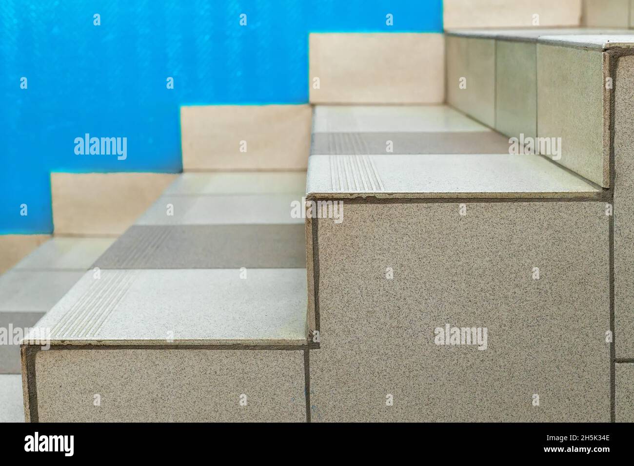 Blick auf Treppen aus Kachelfliesen. Industrieböden im Geschäft.  Hintergrund Stockfotografie - Alamy