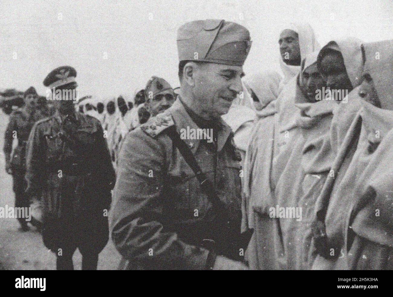 NORDAFRIKA - 1942 - Feldmarschall Ettore Bastico ( 1876-1972 ) trifft sich 1942 mit Einheimischen irgendwo in Nordafrika, als er Commander-in-CH war Stockfoto