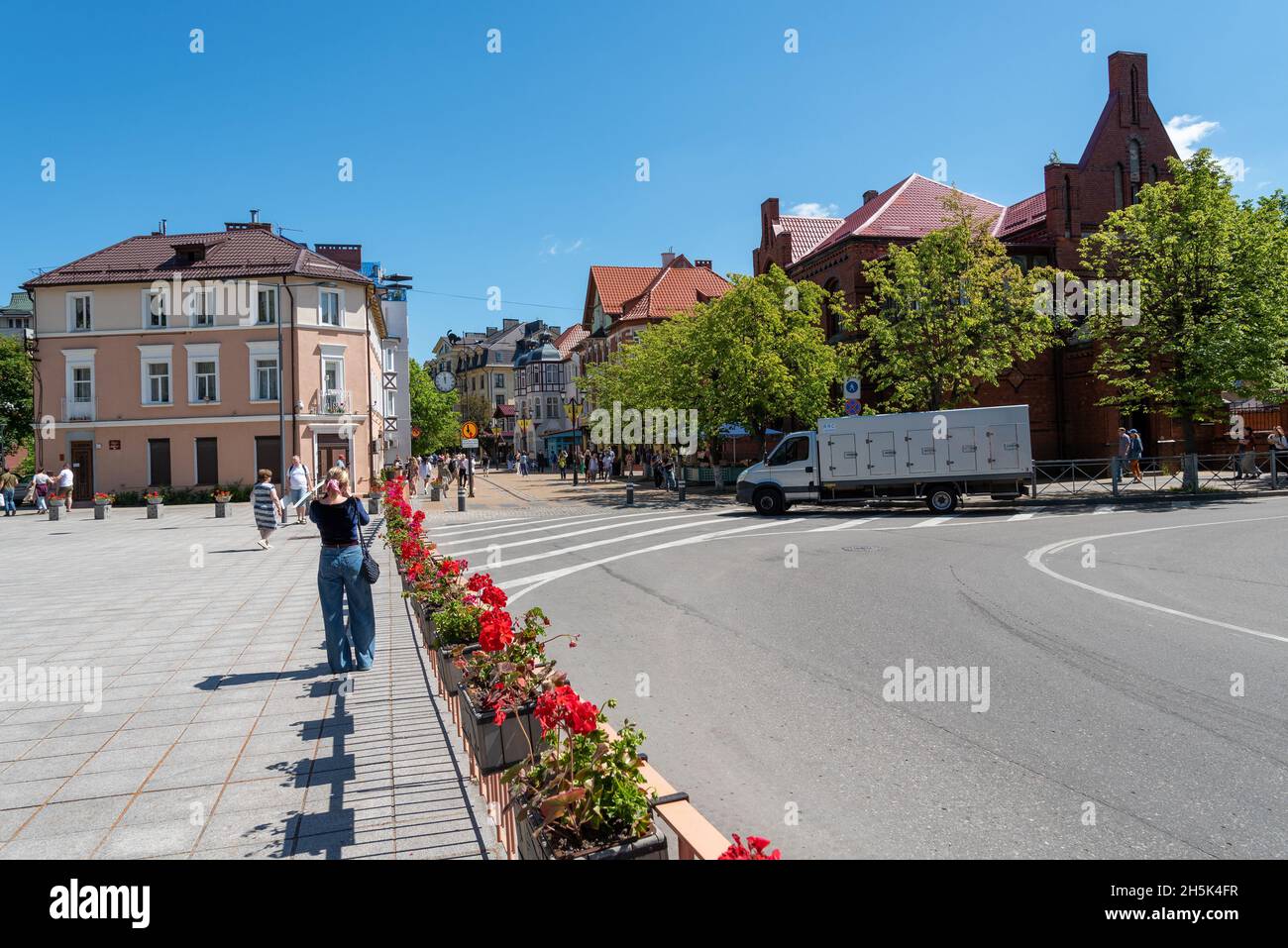 Zelenogradsk, Russland Juni 2021: Fußgängerzone Resort Avenue in Zelenogradsk, Russland. Eine beliebte Fußgängerzone in Zelenogradsk mit Geschäften und altem Haus Stockfoto
