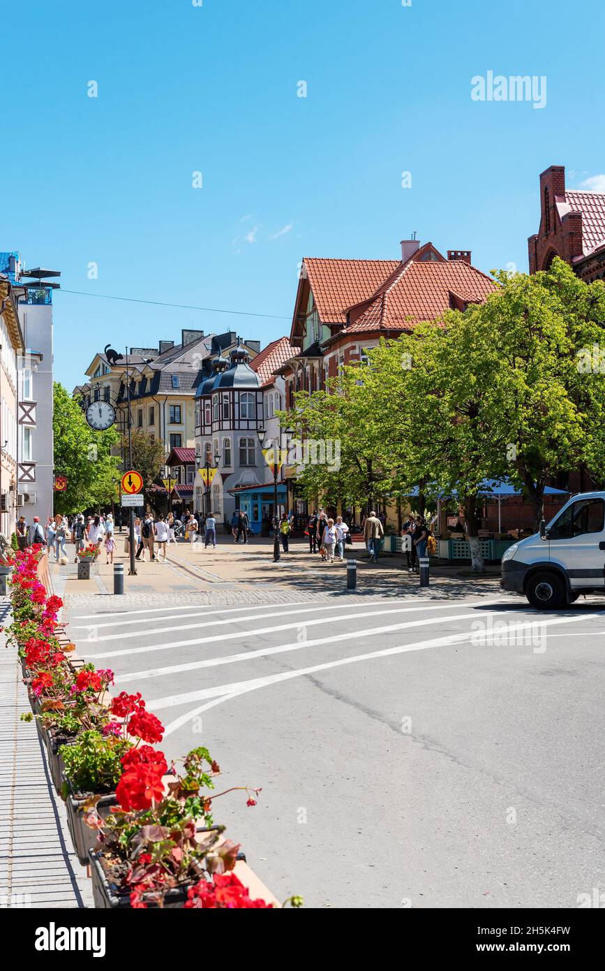 Zelenogradsk, Russland Juni 2021: Fußgängerzone Resort Avenue in Zelenogradsk, Russland. Eine beliebte Fußgängerzone in Zelenogradsk mit Geschäften und altem Haus Stockfoto